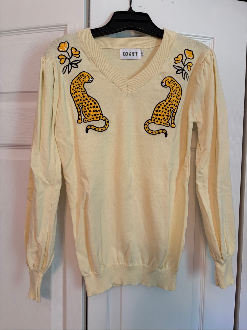 Cream V-Neck Sweater with Yellow Leopard Embroidery Oxnit